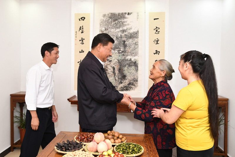 9月16日至18日,中共中央总书记、国家主席、中央军委主席习近平在河南考察。这是16日下午,习近平在信阳市新县田铺乡田铺大塆“老家寒舍”民宿店,同店主一家亲切交谈。 新华社记者 谢环驰 摄